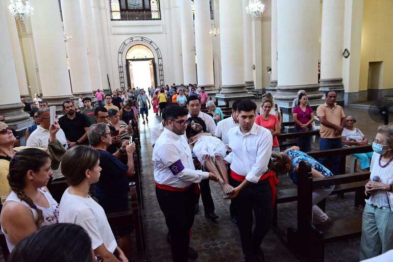 Los apóstoles trasladan la imagen del Cristo para su crucifixión.