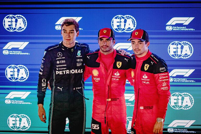 El piloto español de Ferrari, Carlos Sainz (centro), logró la pole para el GP de Singapur, por delante del británico George Russell y el monegasco Charles Leclerc.