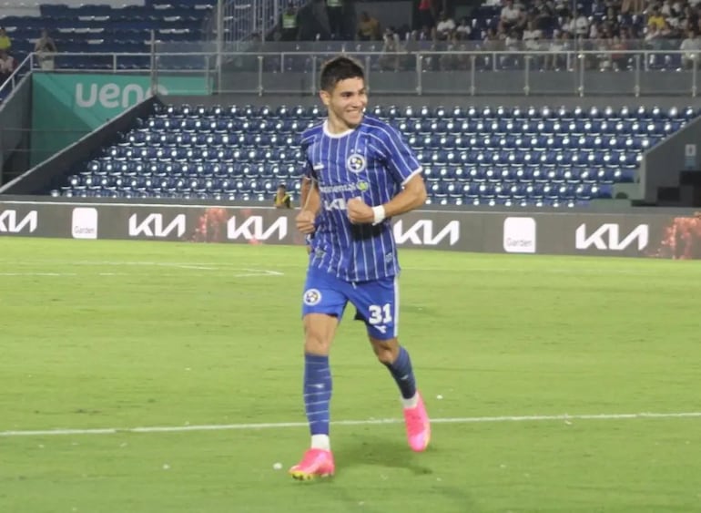 Marcelo Acosta, jugador de Sol de América, festeja un gol en el partido frente a Olimpia por la segunda fecha del torneo Apertura 2024 del fútbol paraguayo en el estadio Defensores del Chaco, en Asunción.