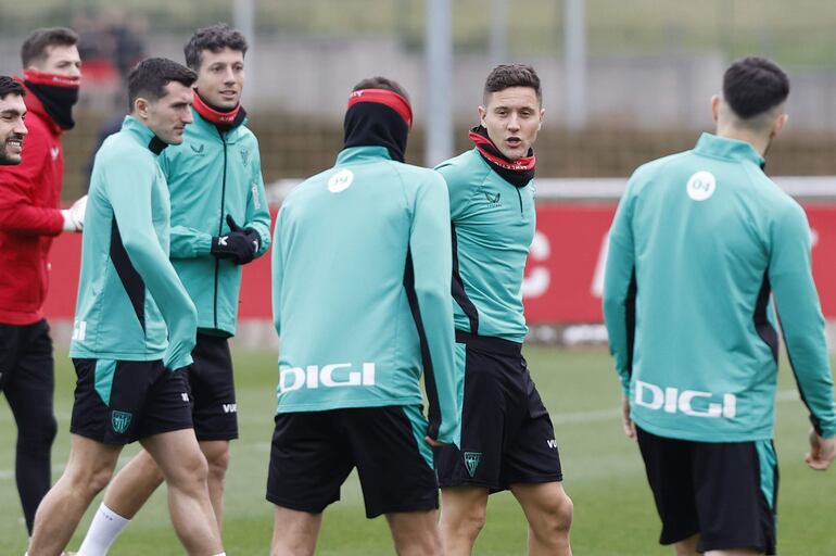 LEZAMA (BIZKAIA)., 02/01/2025.- Ander Herrera (2d) calienta durante el entrenamiento con el que el Athletic ha preparado este jueves el partido de dieciseisavos de final de la Copa del Rey del próximo sábado ante la UD Logroñés en Las Gaunas. EFE/ Miguel Toña
