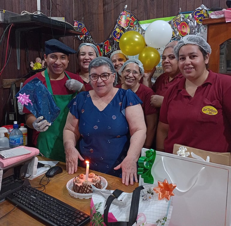 Doña Delia Cáceres y los trabajadores de las Delicias del Mercadito