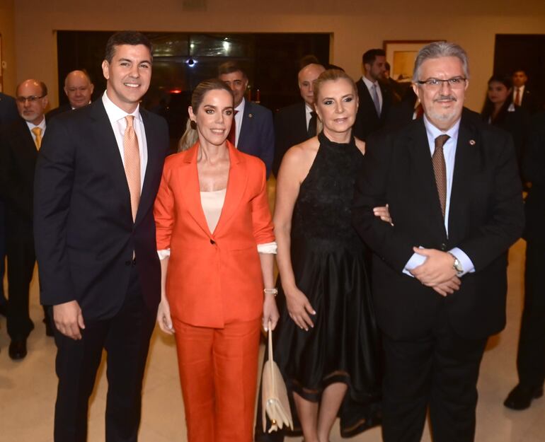 El Presidente de la República, Santiago Peña, la primera dama, Leticia Ocampos de Peña, Patricia de Duarte y el presidente de la Unión Industrial Paraguaya (UIP), Enrique Duarte.