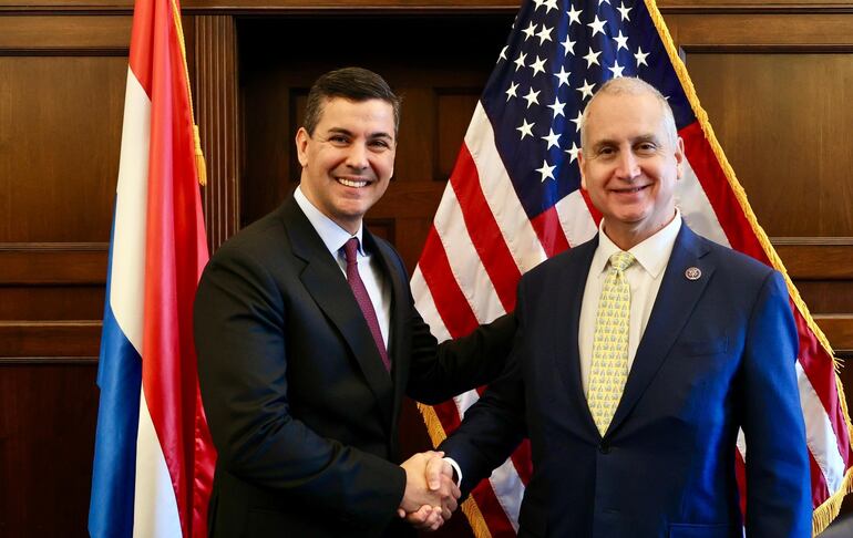 El presidente Santiago Peña (i) y el representante Mario Díaz Balar (Partido Republicano). Fue ayer en Washington DC.