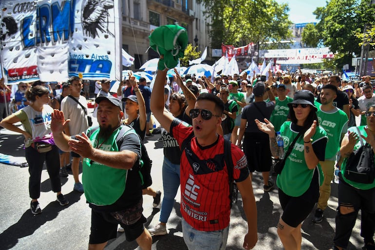 IMAGEN DE ARCHIVO. Manifestantes se movilizan durante una protesta convocada por la Confederación General del Trabajo en Buenos Aires (Argentina).