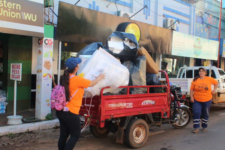 La minga ambiental se realiza en el microcentro de Villarrica y se replicará en otros barrios.