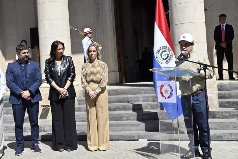 En el lanzamiento de “Palma brilla”, el titular de la ANDE, Félix Sosa, planteó que el MOPC incluya en su proyecto de revitalizar el centro histórico, el cableado subterráneo. En la foto, el intendente Oscar Rodríguez, la ministra de Obras Públicas, Claudia Centuríon y la primera dama, Leticia Ocampos.