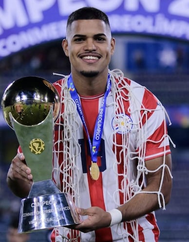 Marcelo de la Cruz Pérez Mosqueira (23/03/2001) con el trofeo de campeón del Preolímpico sudamericano conquistado el año pasado en Venezuela.