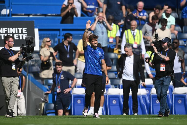 Chelsea's new signing Portuguese midfielder Pedro   Neto waves to the fans at half-time, in the pre-season friendly football match between Chelsea and Inter Milan at the Stamford Bridge stadium in London on August 11, 2024. (Photo by JUSTIN TALLIS / AFP)