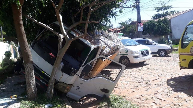 En estas condiciones quedó el camión, incrustado por un árbol, tras quedar sin frenos. La conductora se tiró y el rodado quedó a la deriva.