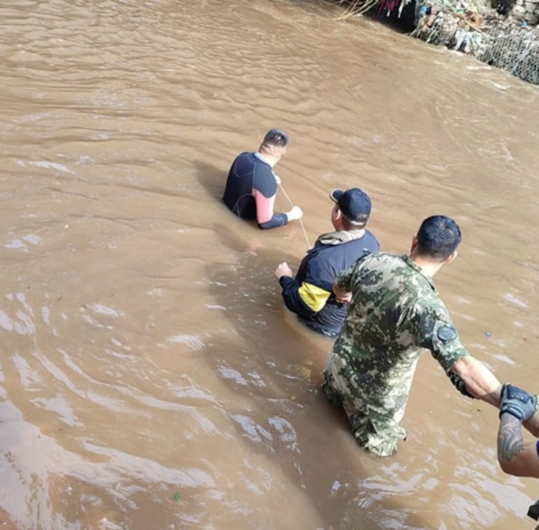 Uniformados buscando a los militares que se encuentran desaparecidos en Lambaré.