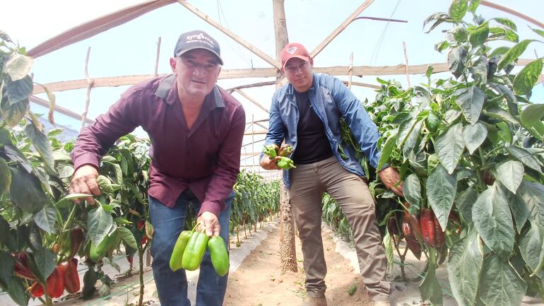 El productor, Oscar Guzmán (I) y Edgar Quiroga (d), mostrando sus locotes de primera calidad.