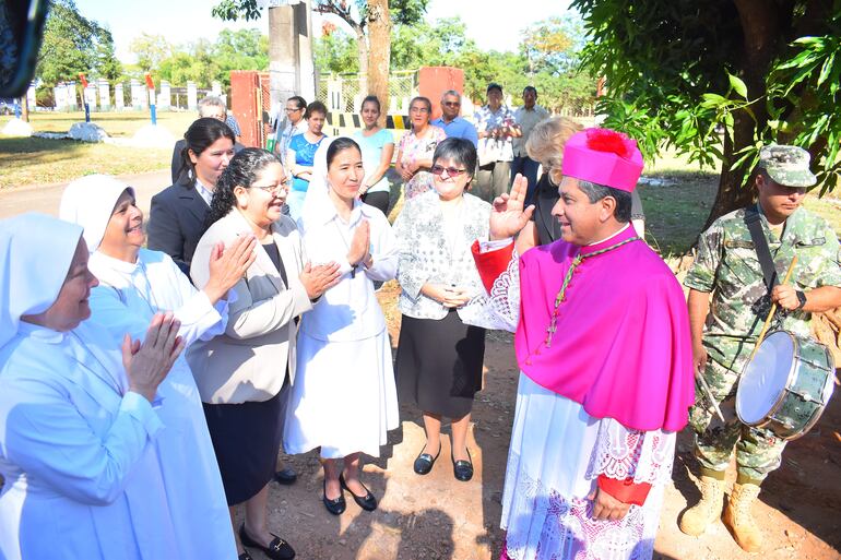 Mons. Miguel Ángel Cabello bendice a un grupo de religiosas.
