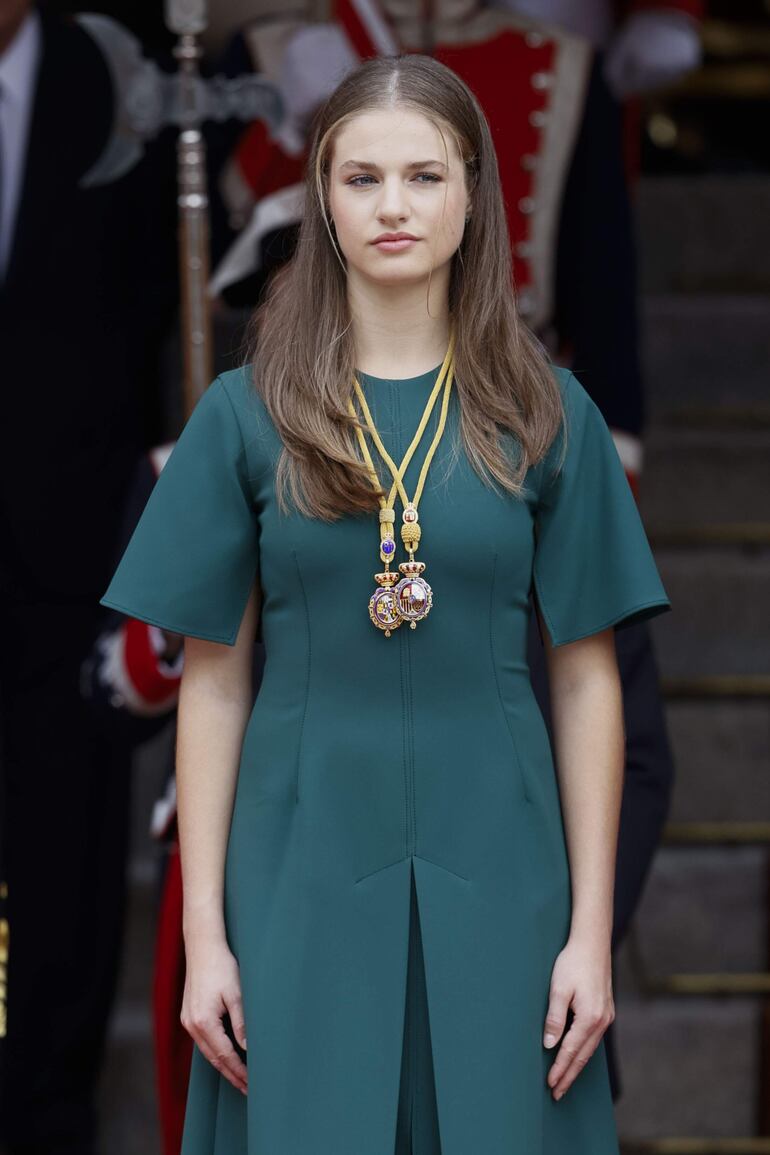 La princesa Leonor presencia el desfile de tropas tras la solemne apertura de la XV Legislatura, en una sesión conjunta de las Cortes Generales. (EFE/ MARISCAL)
