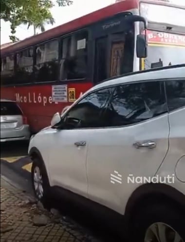 El colectivo pasó a mucha velocidad y prácticamente arrastró a dos vehículos estacionados