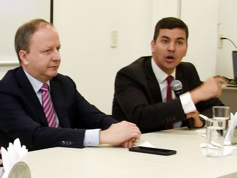 El titular de la CAP, Carlos Jorge Biedermann; el extitular del BCP Carlos Fernández Valdovinos y el exministro de Hacienda Santiago Peña, ayer durante el foro sobre la coyuntura local y regional.