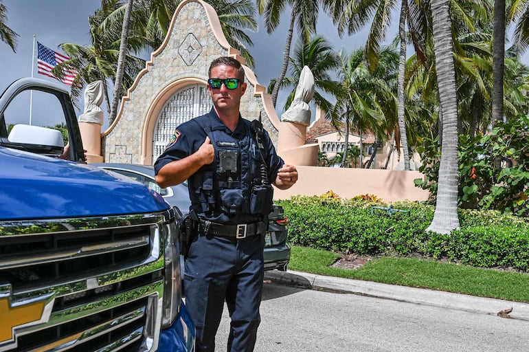 gentes de la ley locales son vistos frente a la residencia del ex presidente Donald Trump en Mar-A-Lago, en Palm Beach, Florida, el 9 de agosto de 2022.