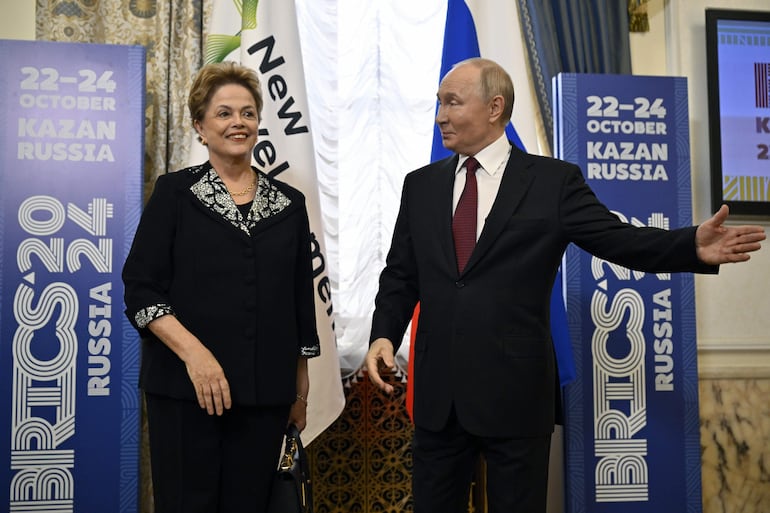 El presidente ruso Vladimir Putin (d) recibe a Dilma Rousseff, directora del banco de los BRICS.