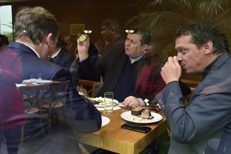 Los senadores Natalicio Chase, Dionisio Amarilla y Juan Carlos Galaverna almuerzan un asado en el "quincho de oro" del Congreso.