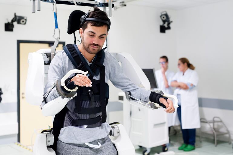 Un tetrapléjico logra caminar gracias a un exoesqueleto conectado al cerebro.