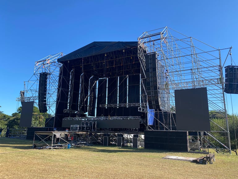 Sistema de sonido con la estructura, escenario y pasarela casi terminados a un día del evento.