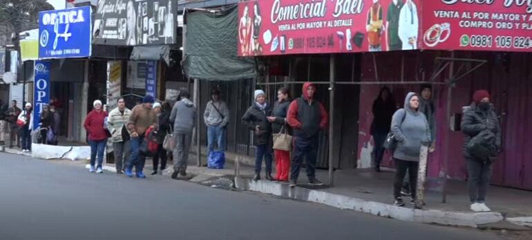 Pasajeros sienten nuevamente las reguladas del transporte público. Calle Saturio Ríos, San Lorenzo.