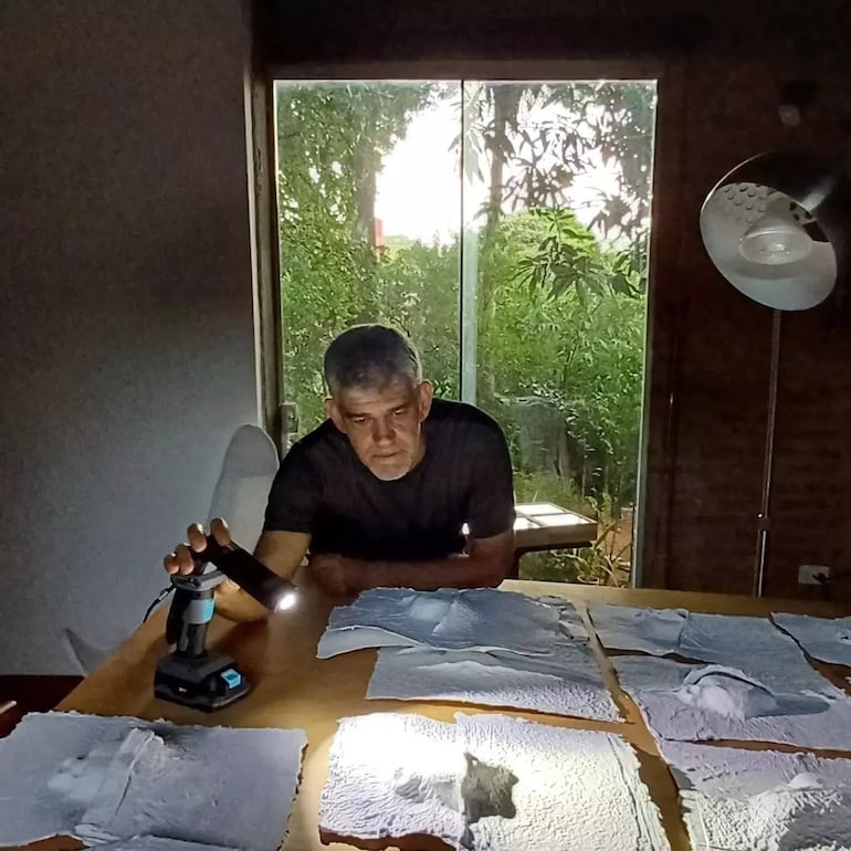 Carlo Spatuzza con las obras que forman parte de su "Arqueología de papel".