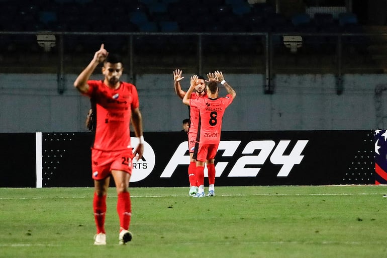 Los futbolistas de Nacional celebra un gol en el partido frente a Palestino por la Fase 3 de la Copa Libertadores 2024 en el estadio El Teniente, en Rancagua.