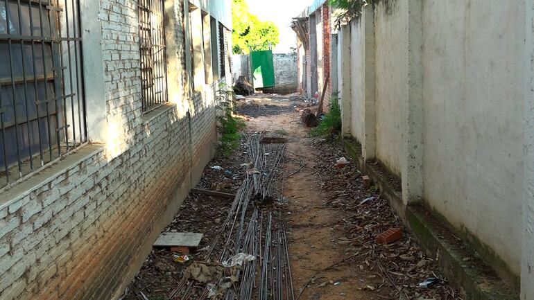 Varillas de hierro que están tiradas en un pasillo de la escuela República de Cuba.