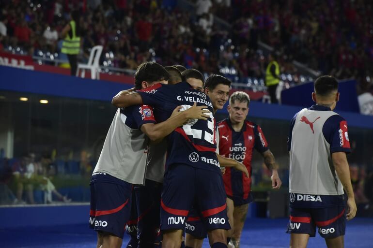 Gustavo Velázquez, futbolista de Cerro Porteño, celebra un gol en el partido frente a Recoleta FC por la quinta fecha del torneo Apertura 2025 del fútbol paraguayo en el estadio La Nueva Olla, en Asunción, Paraguay.