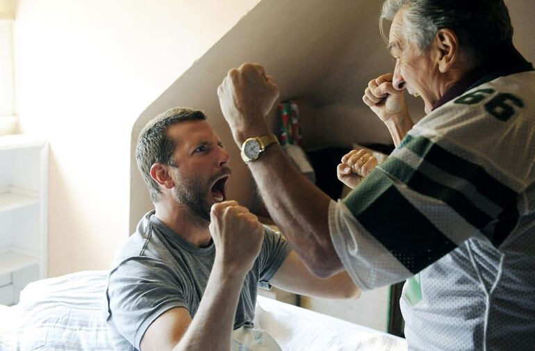 Bradley Cooper y Robert De Niro en una escena de El lado luminoso de la vida.