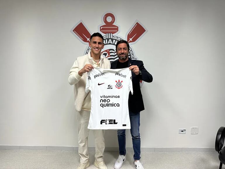 Matías Rojas exhibe la camiseta del Corinthians con el presidente del club, Duílio Monteiro Alves