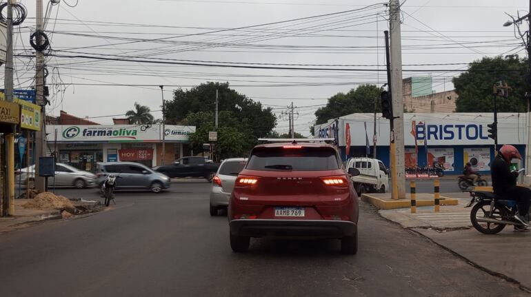 En esta imagen se puede aprecia la manera en que los automovilistas cruzan en todos los sentidos, sin respetar el orden.