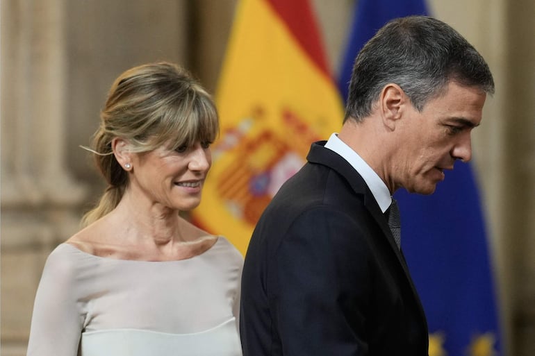 El presidente del Gobierno, Pedro Sánchez (d), junto a su mujer Begoña Gómez (i).