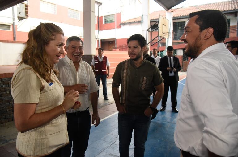 Luis Ramírez (segundo de izquierda a derecha), junto a otras autoridades.