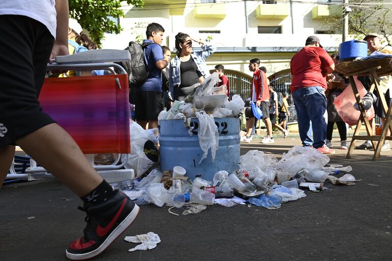 Los basureros colocados no dan abasto ante la inmensa cantida de basura que se acumula cada año por la peregrinación de Caacupé.