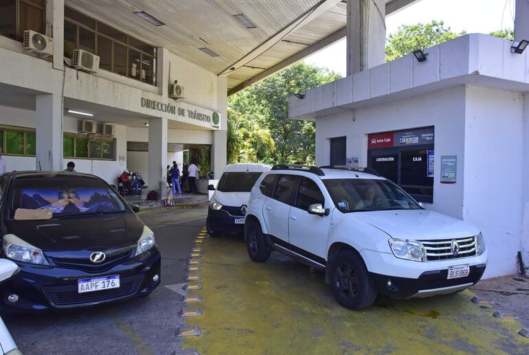 Los vehículos también coparon las Auto Cajas instaladas en la Municipalidad de Asunción.