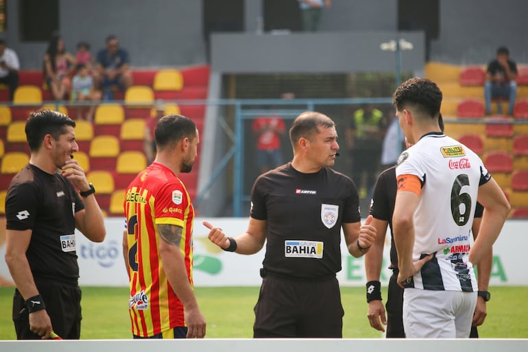 El sorteo previo al partido entre Martín Ledesma y Deportivo Santaní.