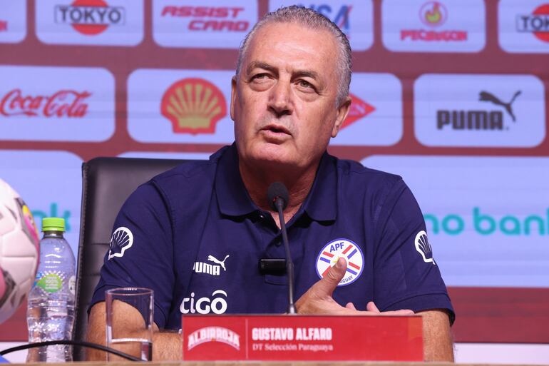 El argentino Gustavo Alfaro en la conferencia de presentación como entrenador de la selección de Paraguay.