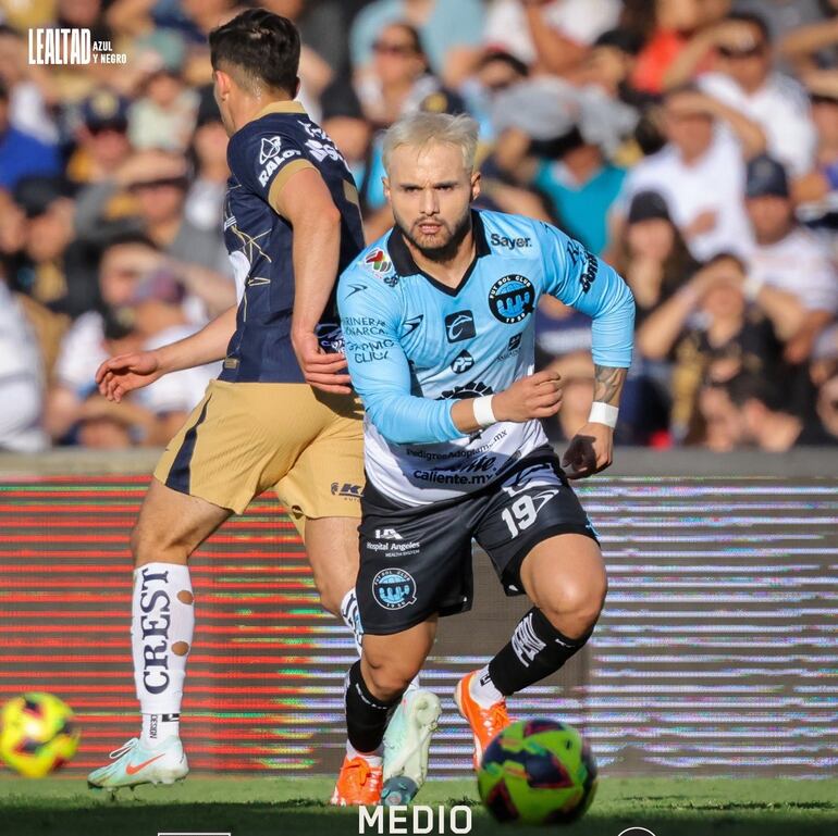 Josué Colmán en acción en el partido que Querétaro le ganó a Pumas.