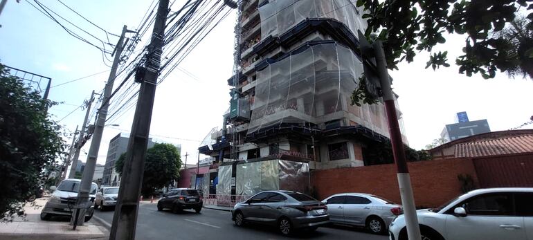 Construcción de edificio genera molestias a vecinos en Villa Morra.