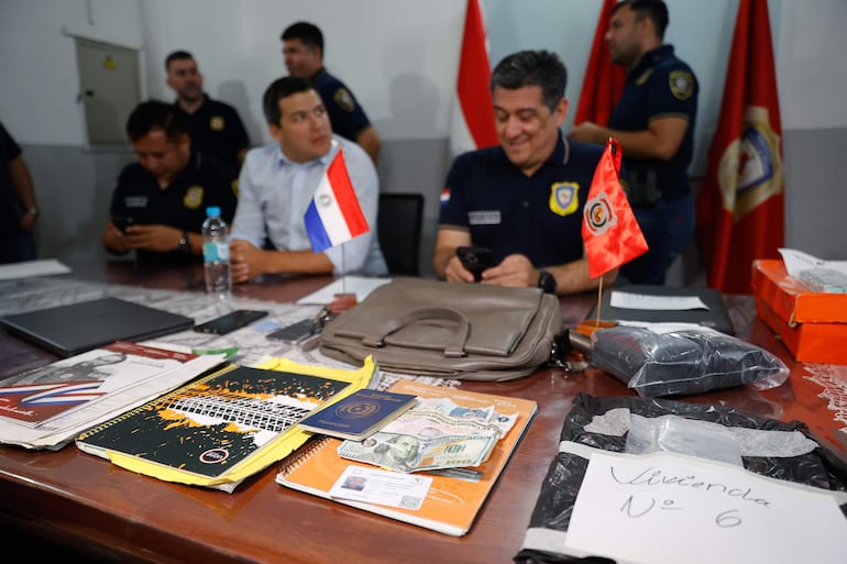 El jefe de Antisecuestro de la Policía, comisario principal Nimio Cardozo (con remera azul), durante la conferencia de prensa sobre la operación BET, el 28 de octubre pasado.
