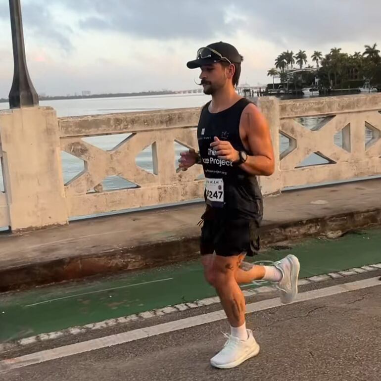 Camilo corriendo la Media Maratón de Miami.