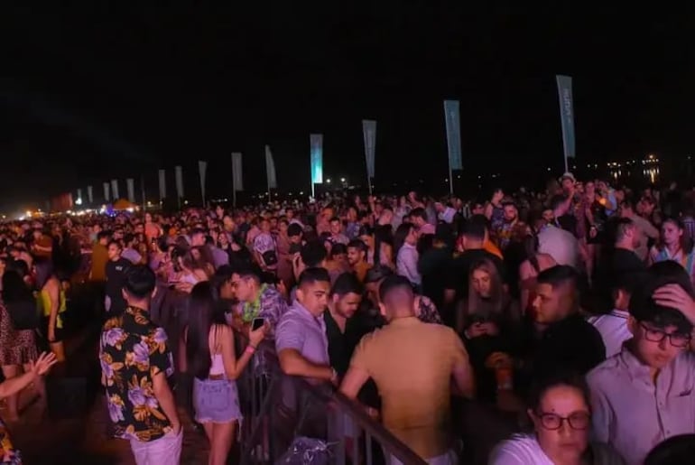 Más  de 10 mil personas asistieron a la fiesta playera de Pilar.