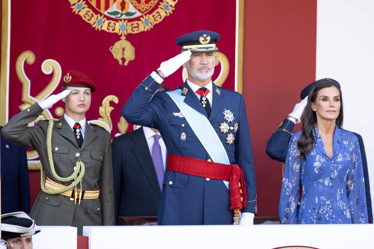 La princesa Leonor junto a sus orgullosos padres, el rey Felipe VI y la reina Letizia. (EFE/ Daniel González)
