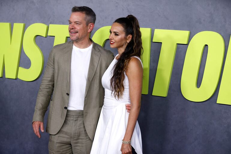 El actor Matt Damon y su bella esposa Luciana Barroso en la premier de "The Instigators" en New York. (John Lamparski / AFP)