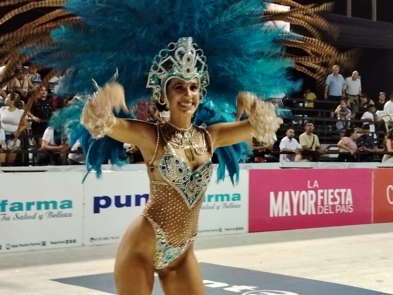 La belleza encarnacena luce en la última noche del Carnaval.