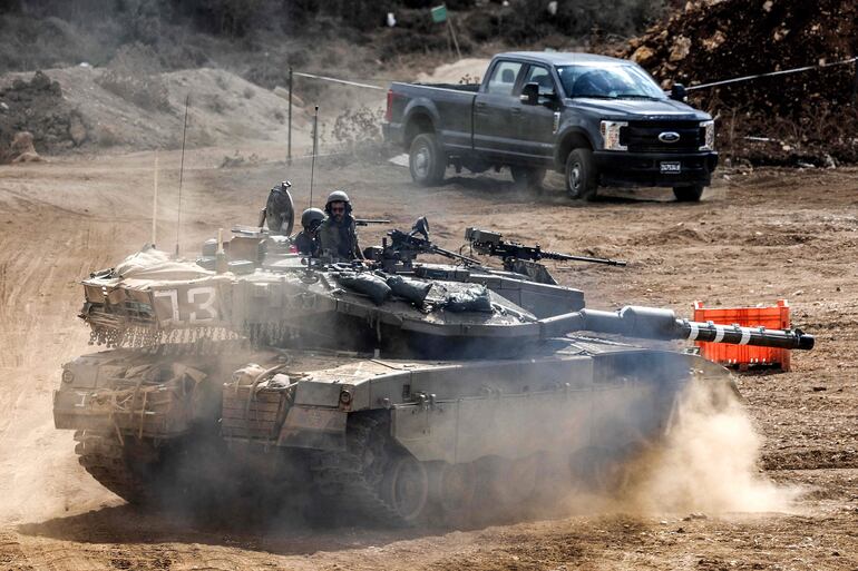 Un tanque israelí se moviliza en la frontera con Líbano. 