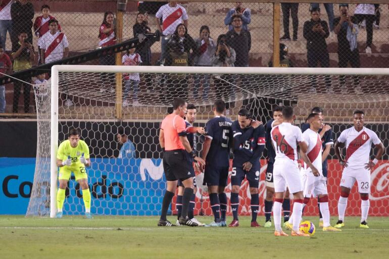 Juan Ángel Espínola (28 años) ordena su barrera. El arquero del Godoy Cruz argentino dejó una buena imagen en el duelo de fogueo del miércoles contra Perú, en la capital incaica.