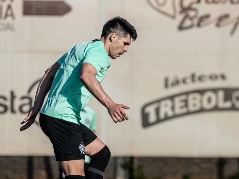 Saúl Salcedo, jugador de Olimpia, en la primera práctica de fútbol después de superar una lesión de ligamento.