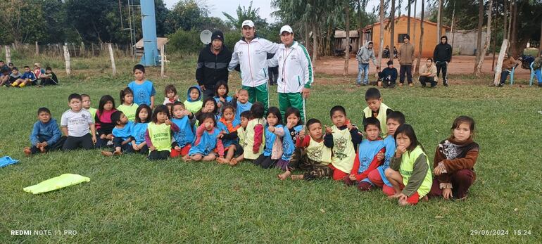 Niños y niñas Aché que se inician en la escuela de fútbol de la comunidad Chupapou